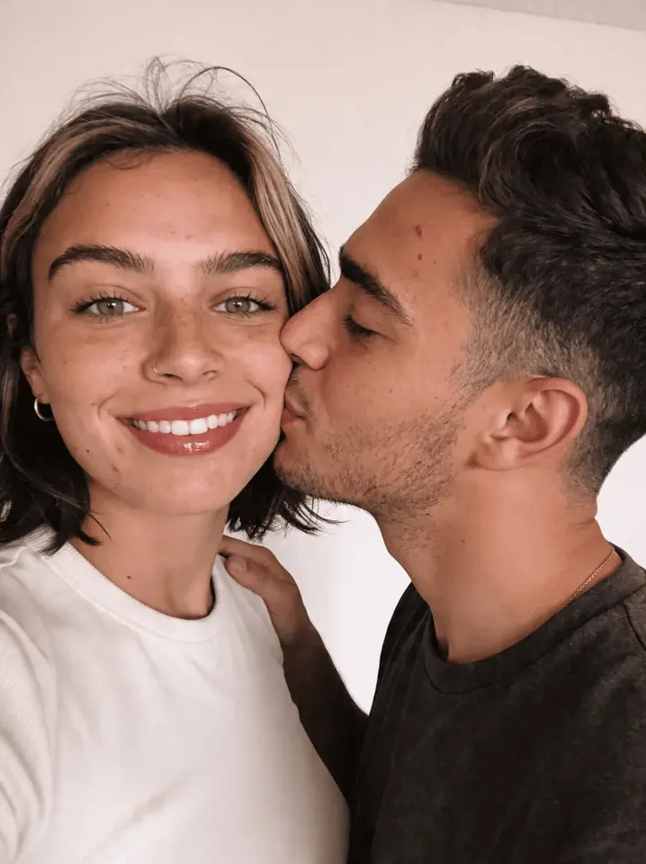 Beijo no rosto e sorriso
